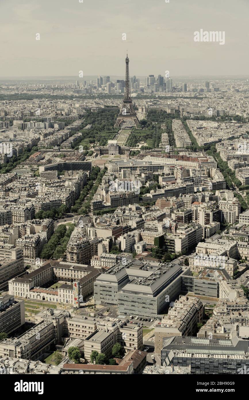 La Tour Montparnasse - Parigi dall'alto con la Torre Eiffel Foto Stock