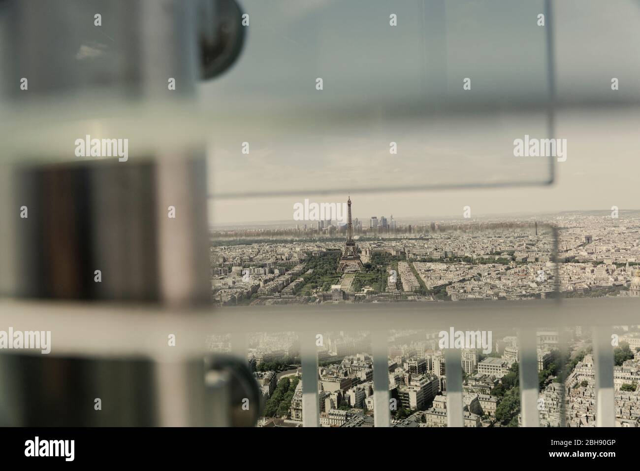 La Tour Montparnasse - Parigi dall'alto con la Torre Eiffel Foto Stock