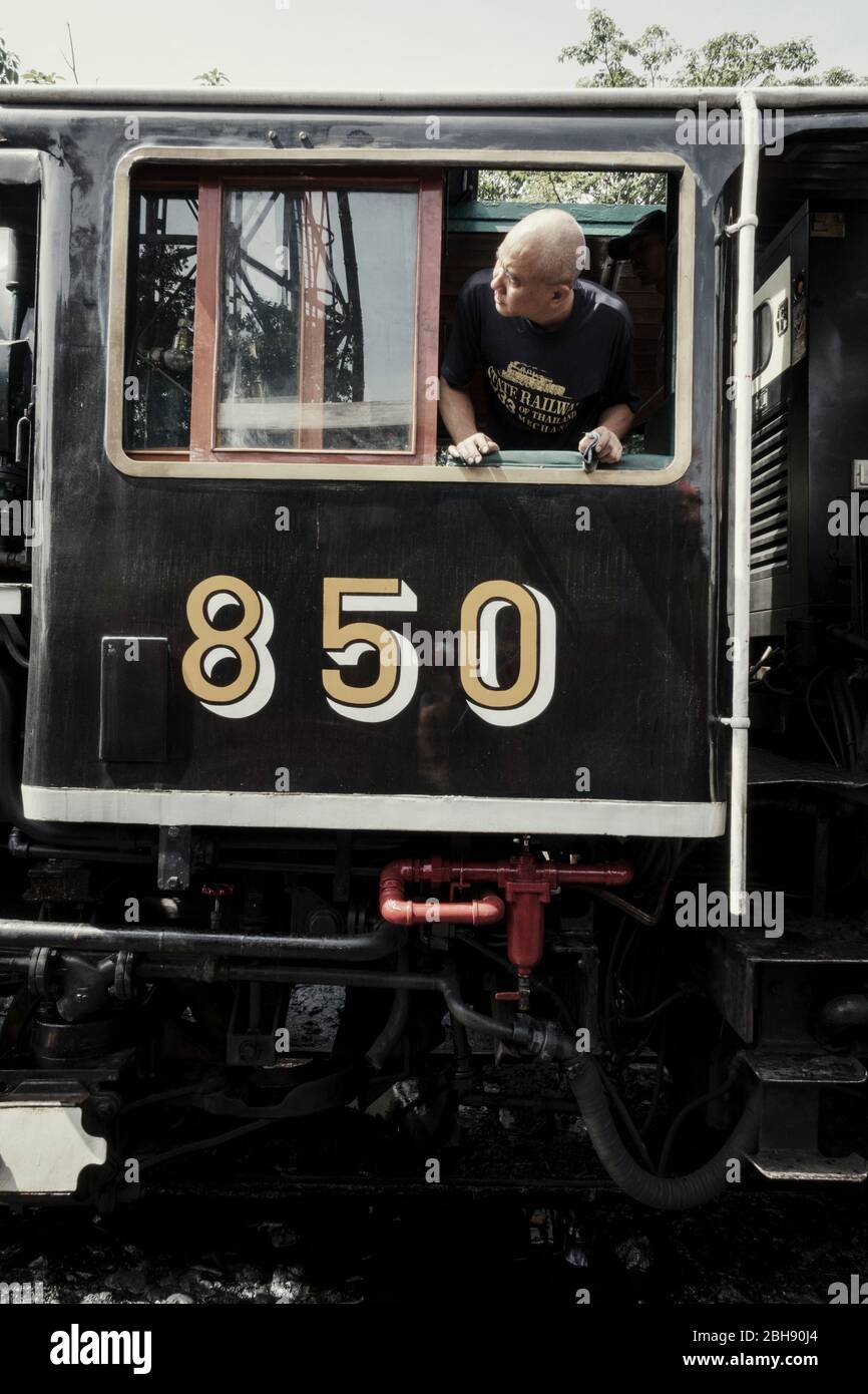 Viene ispezionata la locomotiva a vapore Pacific presso il deposito dei treni di Thonburi Foto Stock