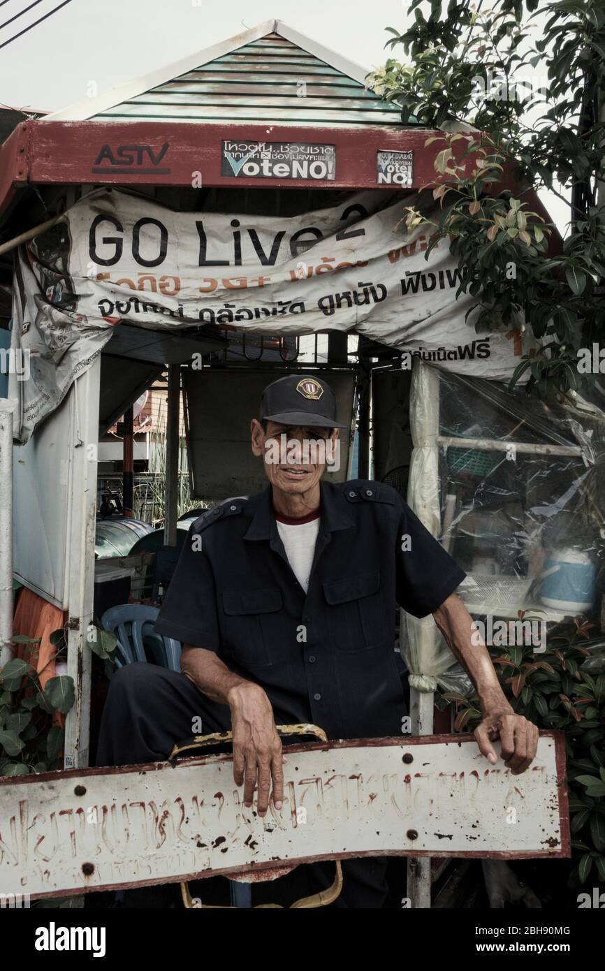 Schaffner, presso il deposito dei treni di Thonburi, si affaccia sulla casetta Foto Stock