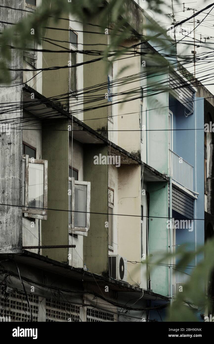 Edificio colorato dipinto con persiane a Bangkok Foto Stock