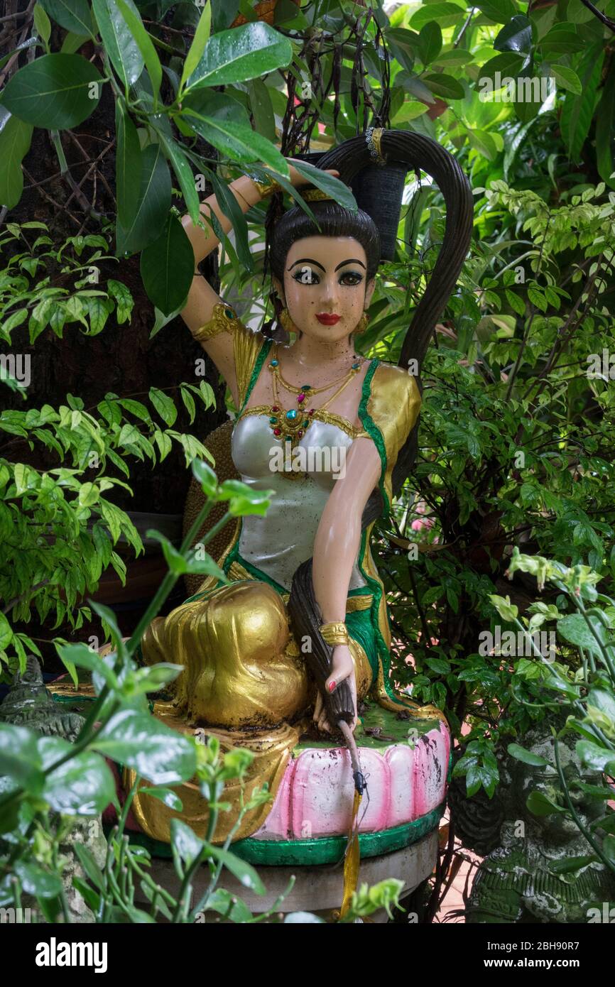 statua asiatica donna nel giardino Foto Stock