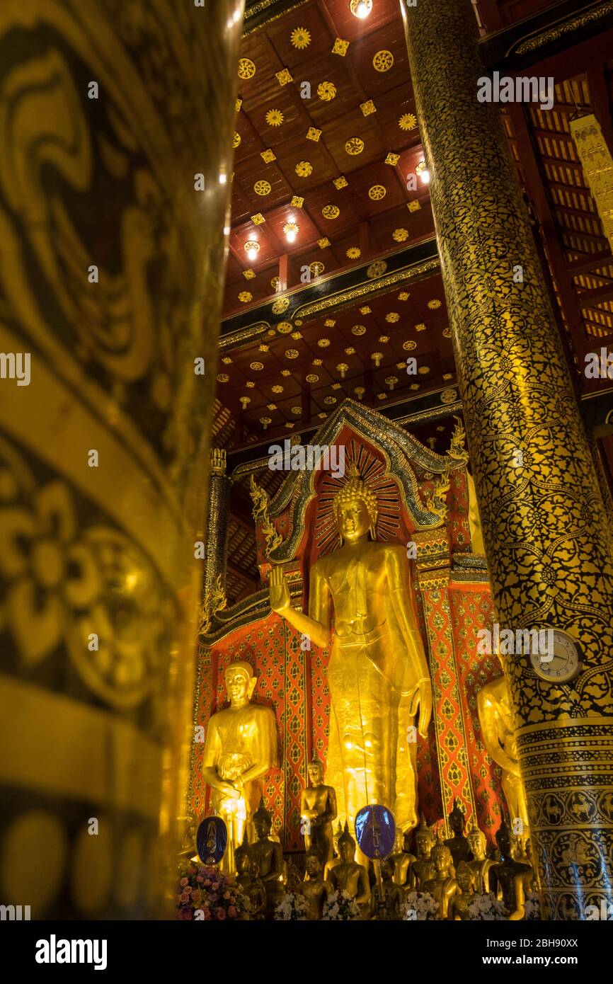 Il Buddha è in piedi al Tempio di Wat Chedi Luang Foto Stock