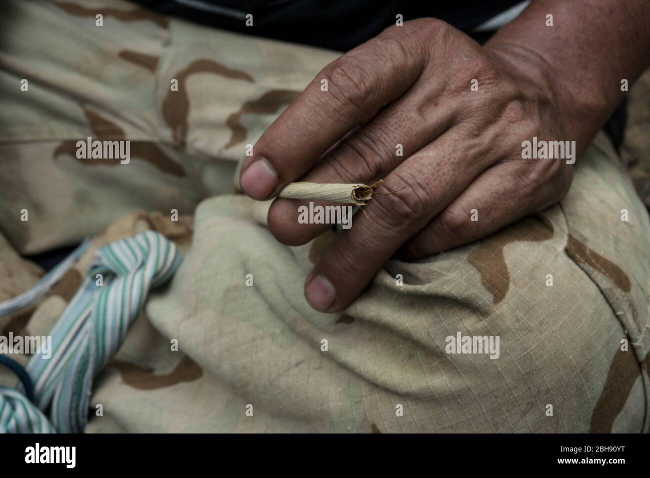 Uomo tailandese con sigaretta tailandese fatta in casa nella giungla Foto Stock