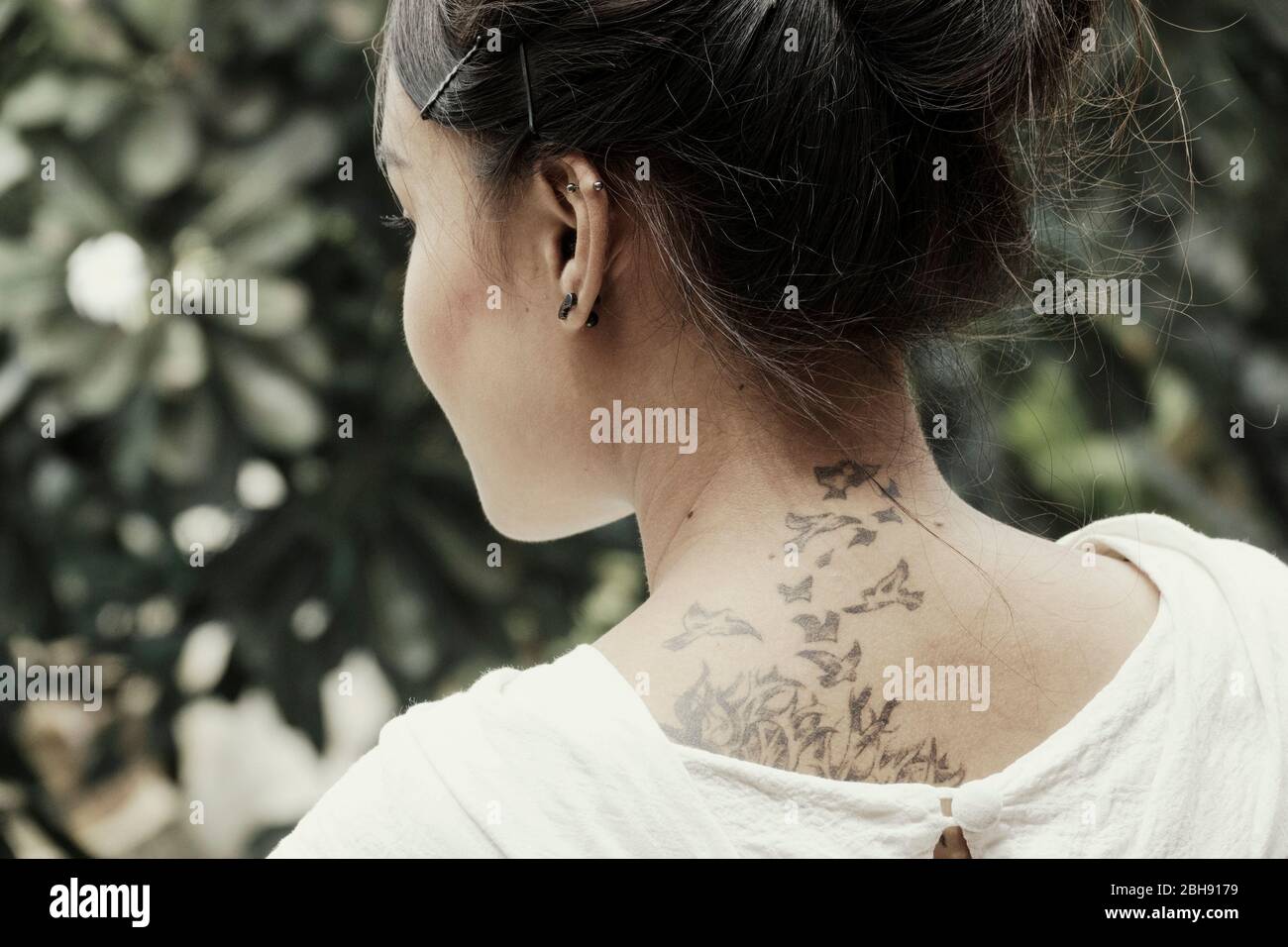 Giovane, bella ragazza tailandese con tatuaggio sul collo Foto Stock