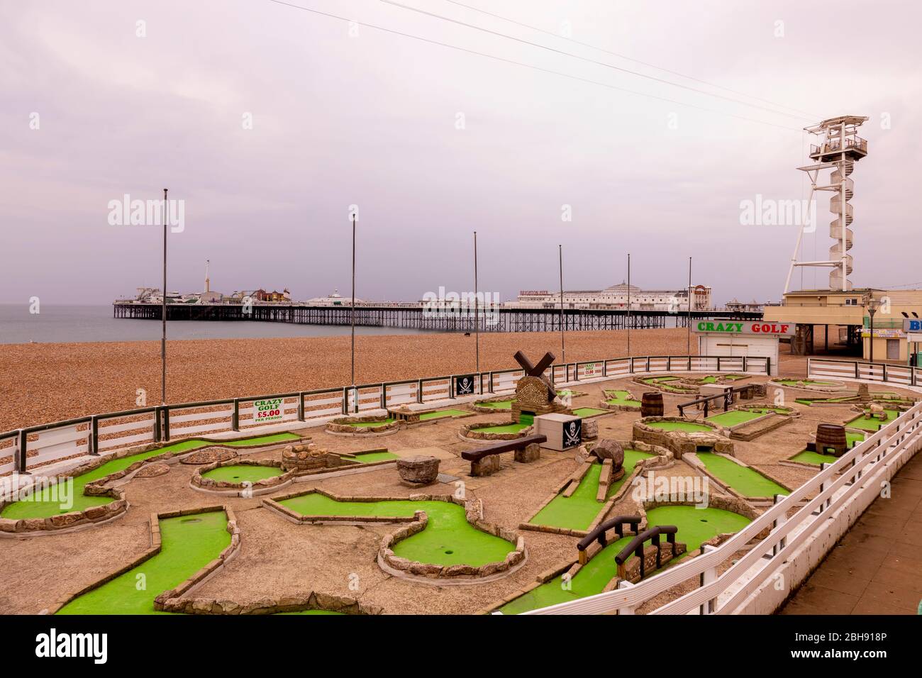 Mini golf vuoto a Brighton a un secondo blocco Foto Stock