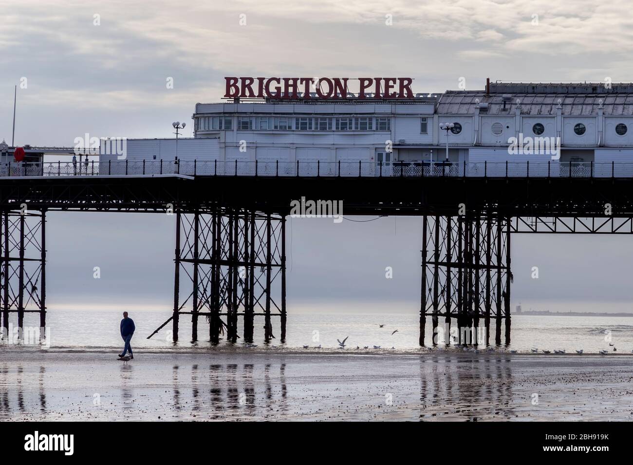 Uomo solo al molo di Brighton Foto Stock