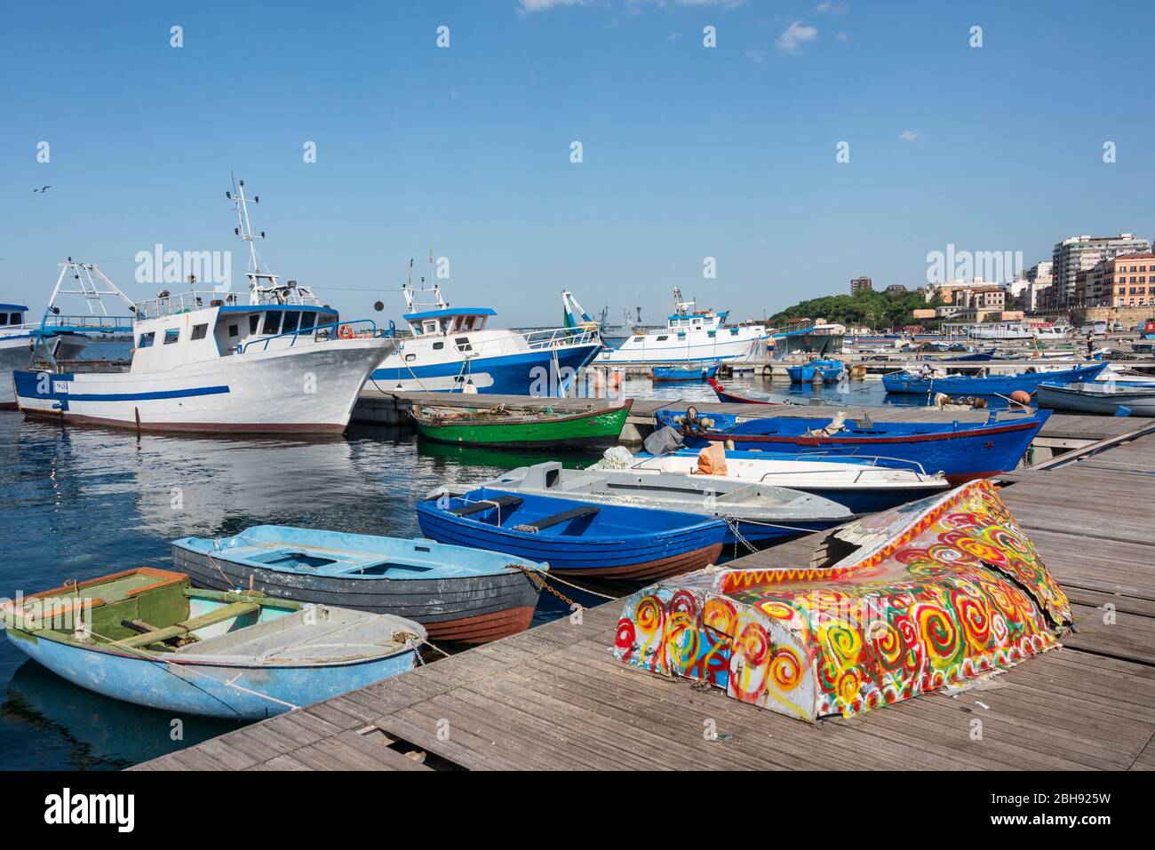 Italia, mezzogiorno, Puglia, Penisola del Salento, Taranto/Taranto, città dei due mari, centro storico, barche da pesca nel porto, Via Garibaldi Foto Stock
