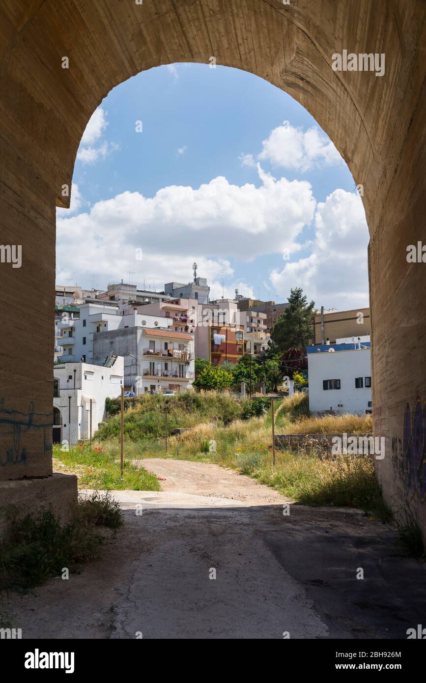 Italia, mezzogiorno, Puglia, Penisola del Salento, Ginosa, paesaggio urbano Foto Stock