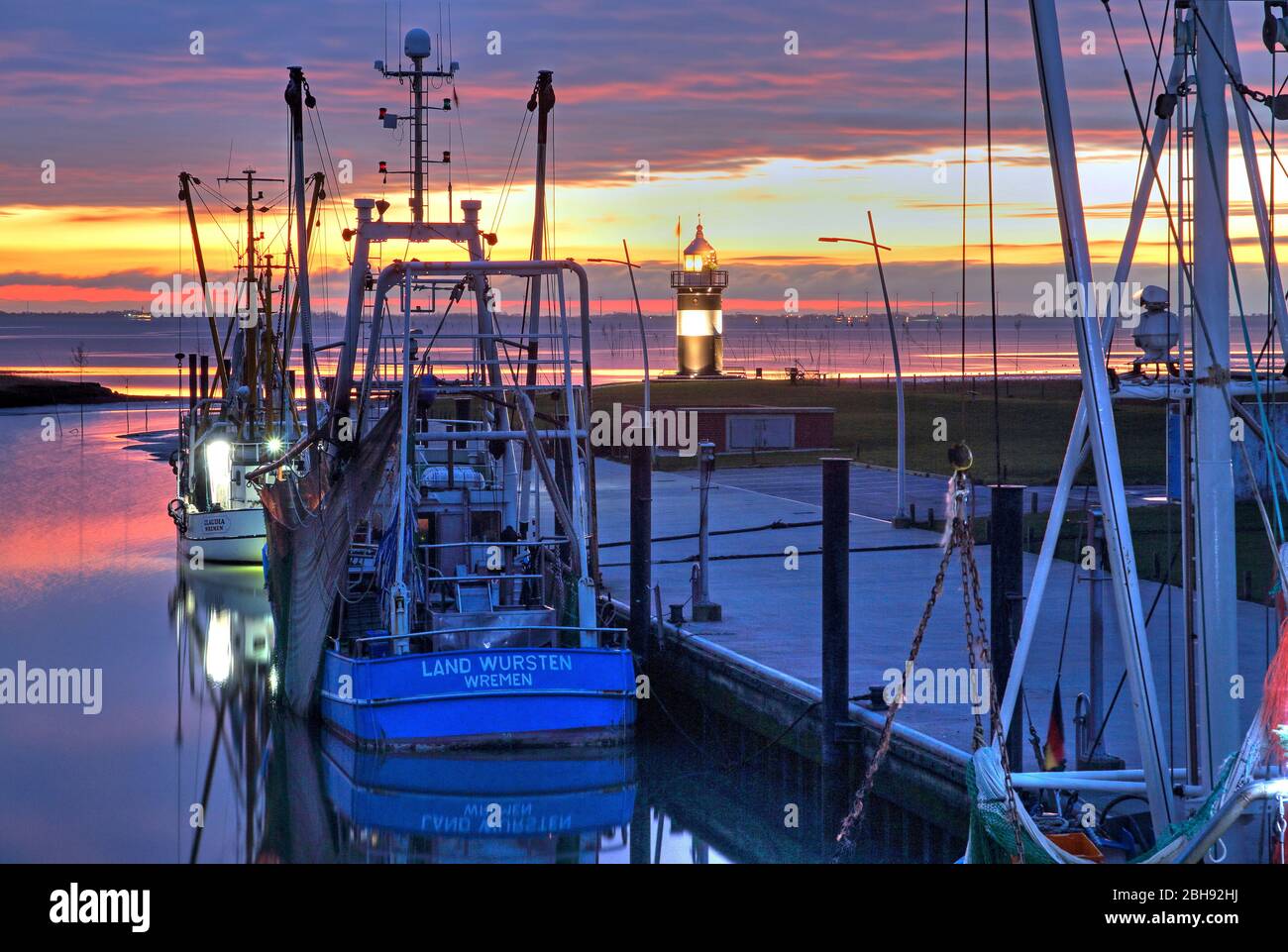 Kutterhafen am Wattenmeer con taglierine di gamberetti e faro 'Kleiner Preusse', Wremen, località del Mare del Nord, Land Wursten, estuario del Weser, costa del Mare del Nord, bassa Sassonia, Germania del Nord, Germania Foto Stock