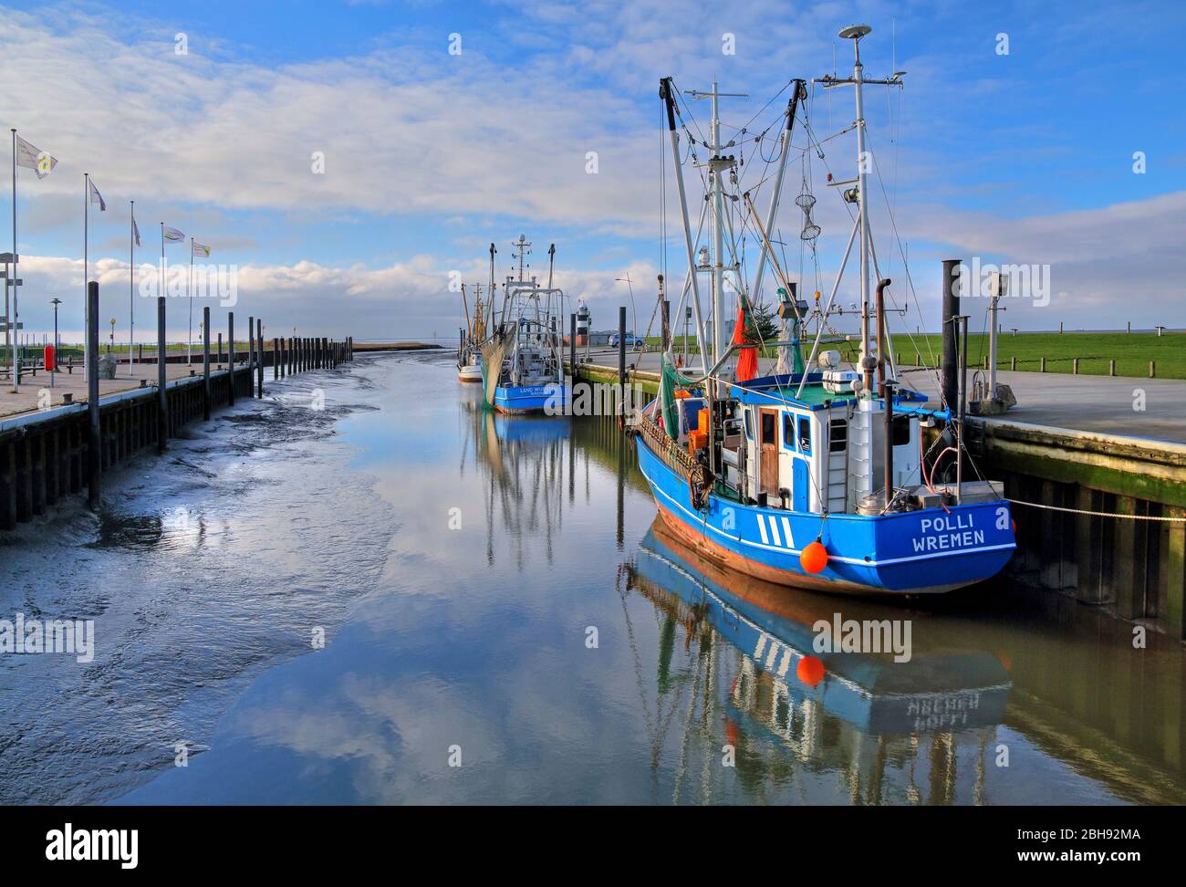 porto sul Mare di Wadden con taglierine di gamberi, Wremen, località del Mare del Nord, Land Wursten, estuario del Weser, costa del Mare del Nord, bassa Sassonia, Germania del Nord, Germania Foto Stock