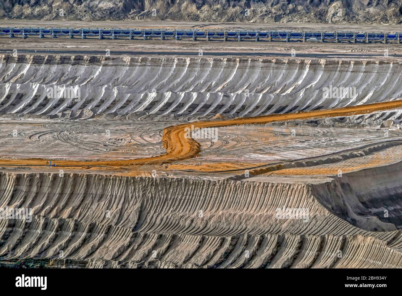 Tracce di drago nella miniera di pozzo aperta Garzweiler vicino Grevenbroich, Renania marrone campo di carbone, Nord Reno-Westfalia, Germania Foto Stock