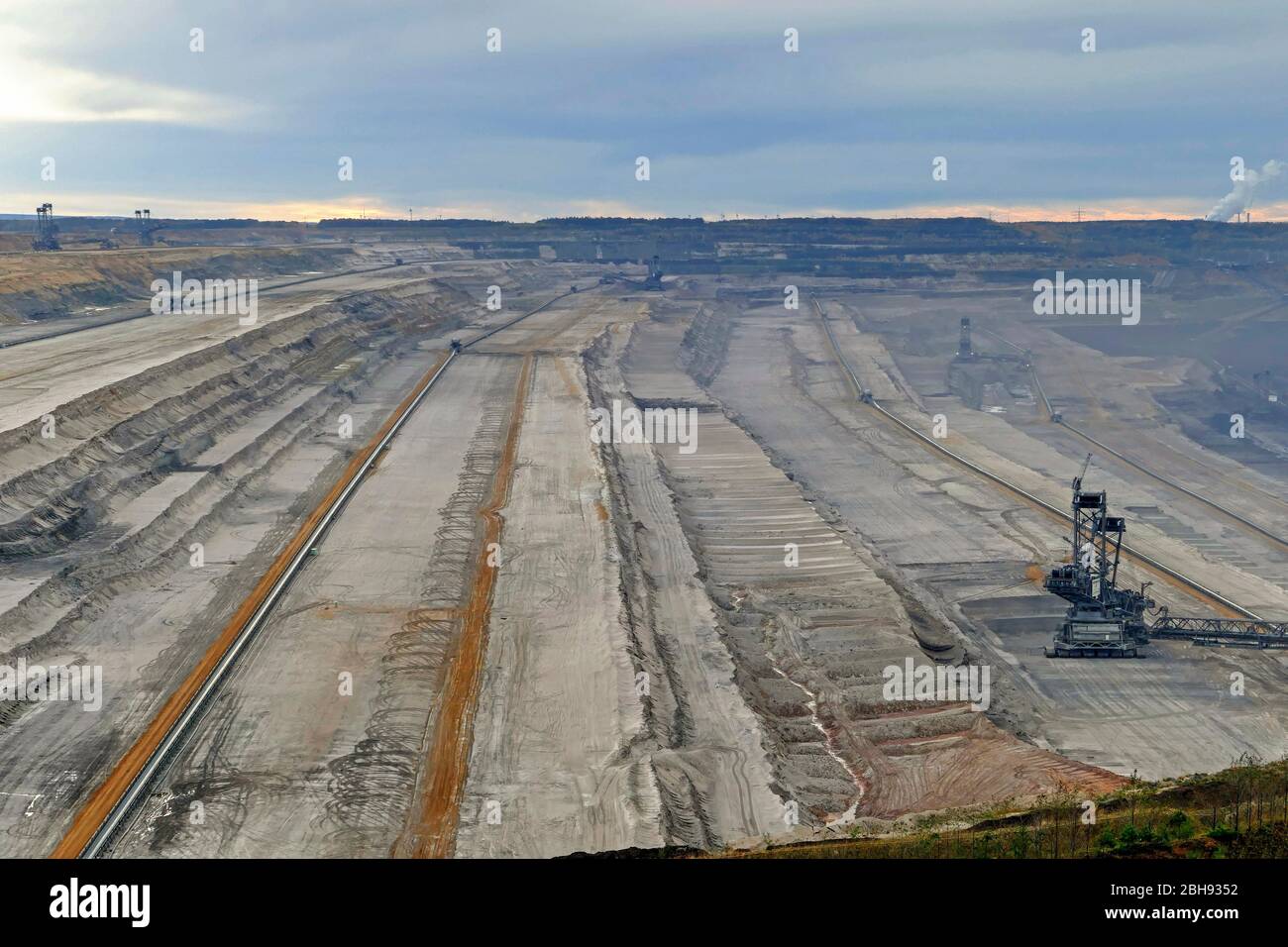 Miniera a cielo aperto Hambach, giacimento di carbone marrone renano, Renania settentrionale-Vestfalia, Germania Foto Stock