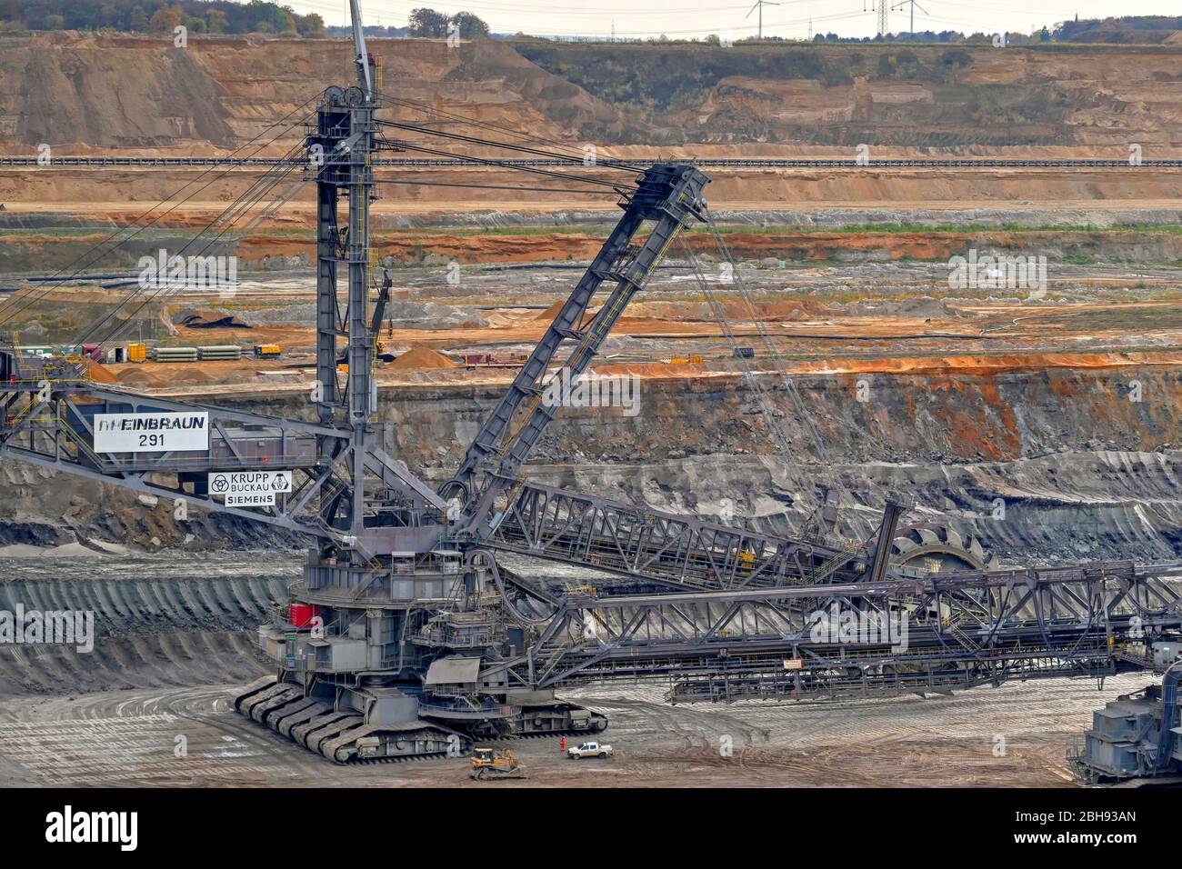 Grande escavatore nella miniera a cielo aperto di Hambach, campo di carbone marrone renano, Renania settentrionale-Vestfalia, Germania Foto Stock