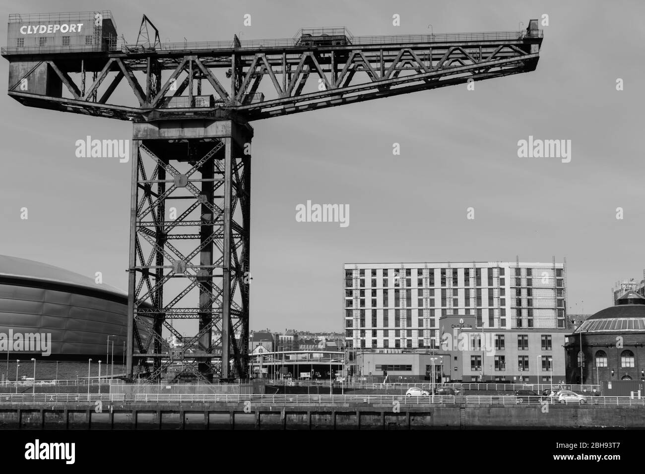 Paesaggio bianco e nero girato della Crane Finnieston sulle rive del fiume Clyde a Glasgow, Scozia Foto Stock