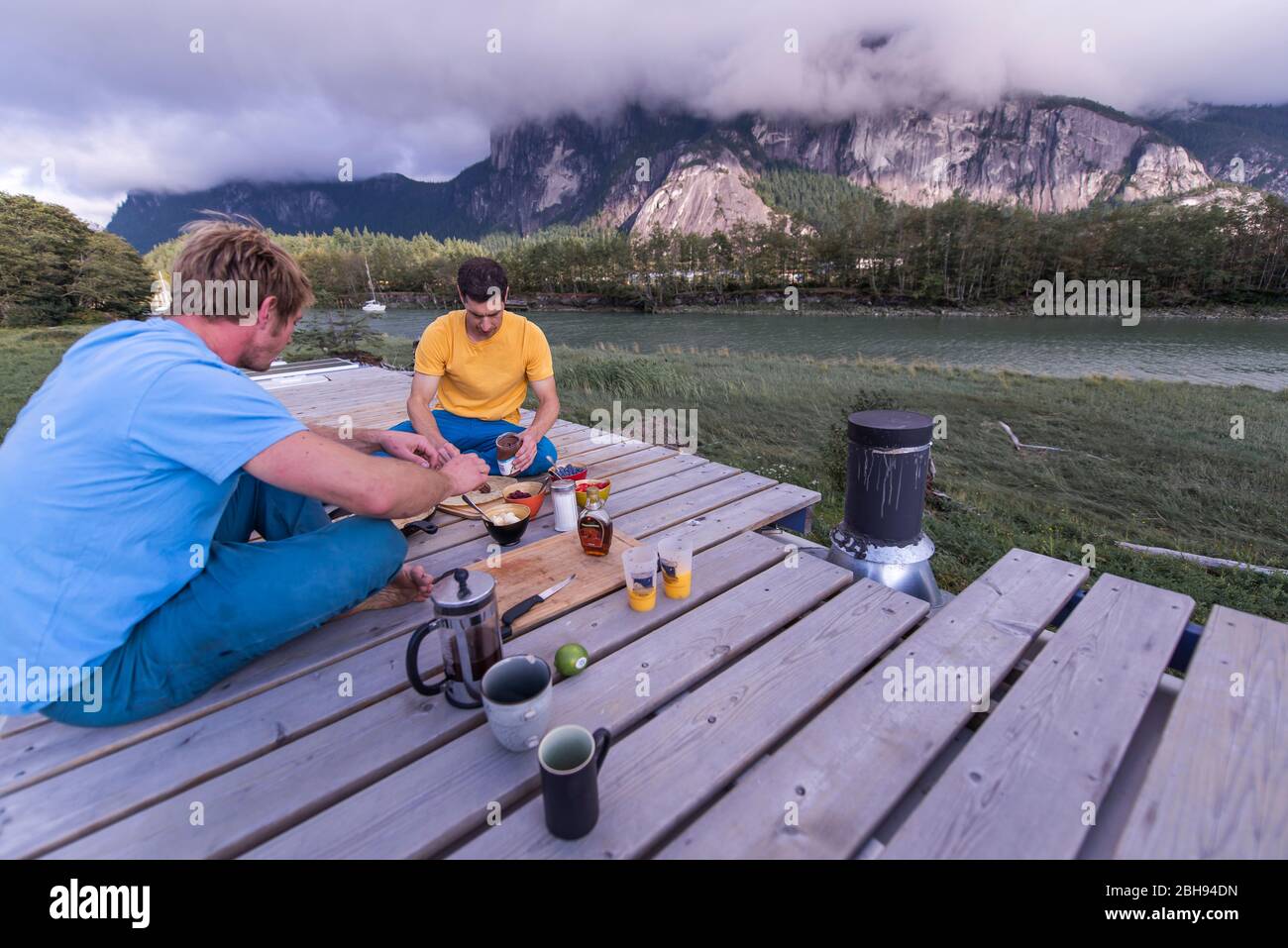 Due persone che hanno la colazione all'aperto sul tetto della scuola bus vista panoramica Foto Stock