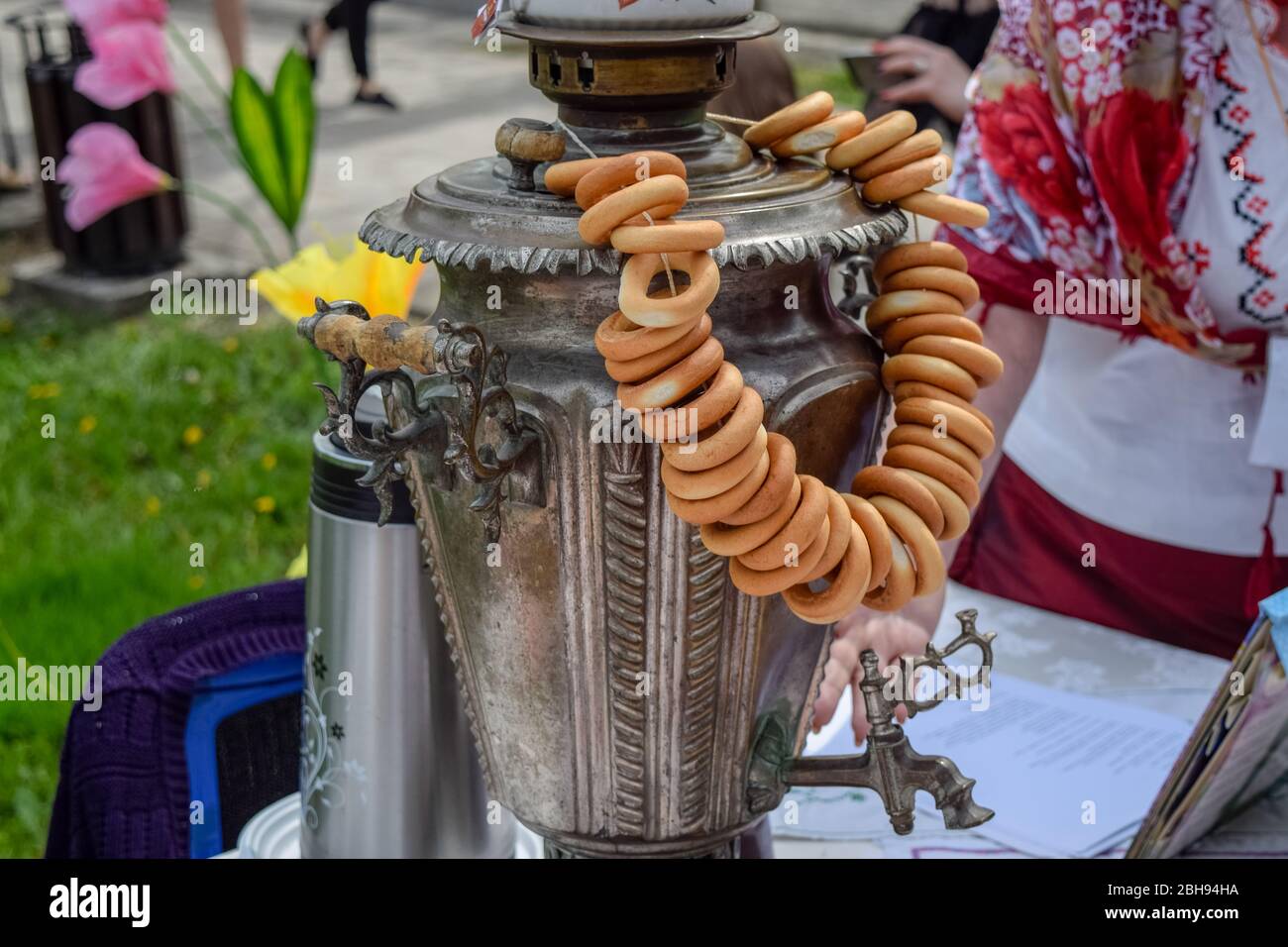 Un samovar con bagel sul tavolo. Festa tradizionale della gente. Foto Stock