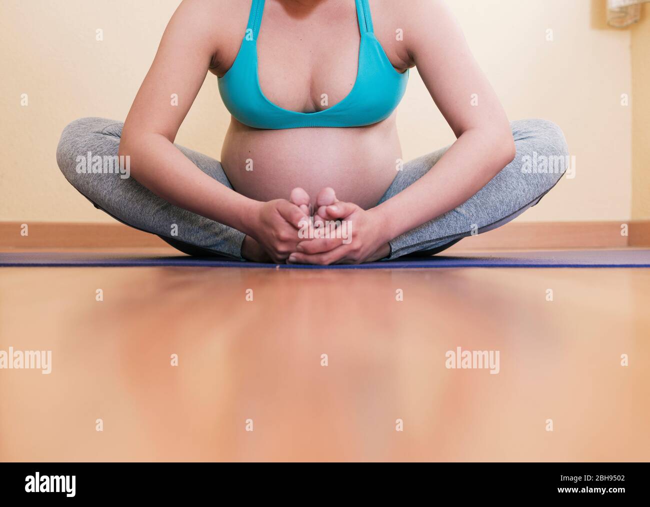 Donna asiatica concentrata sulla sua posa Yoga Foto Stock