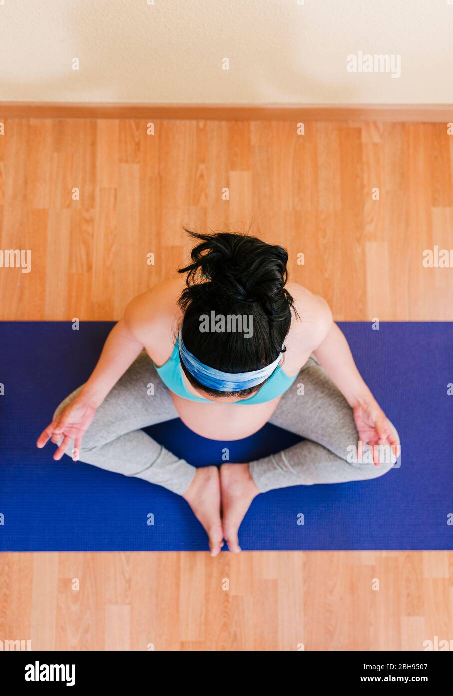 Foto zenithal: Yoga incinta in posa Yoga Foto Stock