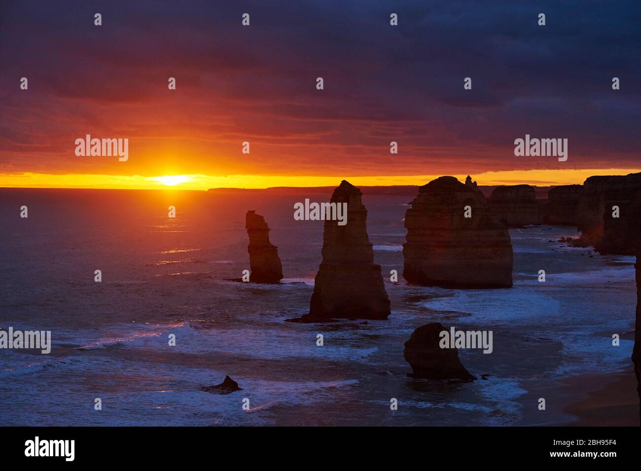 Paesaggio, dodici Apostoli, mare, tramonto, Port Campbell National Park, Victoria, Australia, Oceania Foto Stock