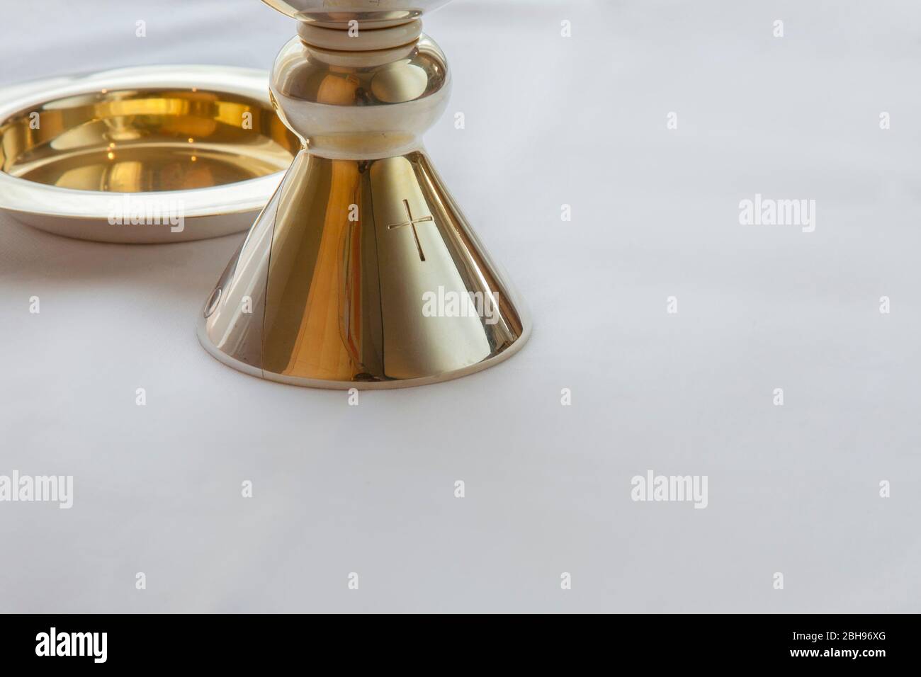 Calice e patina su altare bianco, oro, argento Foto Stock