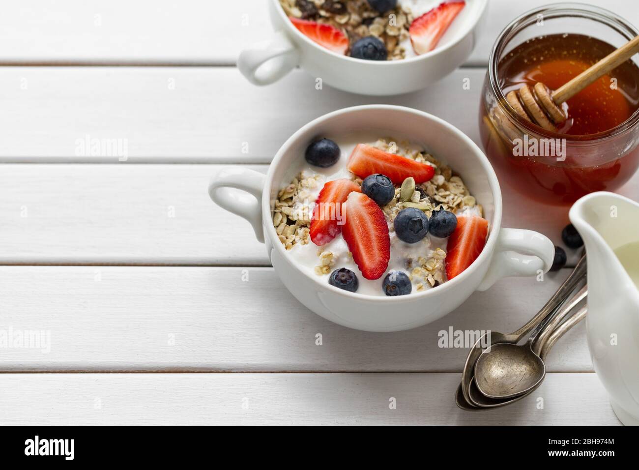 Gustosa colazione colorata con farinata d'avena, yogurt, fragole, Blueb Foto Stock