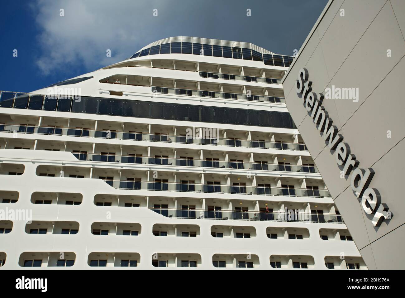 MSC preziosa al terminal delle navi da crociera Steinwerder nel porto di Amburgo. Foto Stock