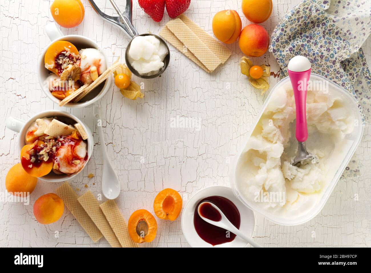 Gustosi ingredienti appetitosi per cucinare gelato alla vaniglia con Foto Stock