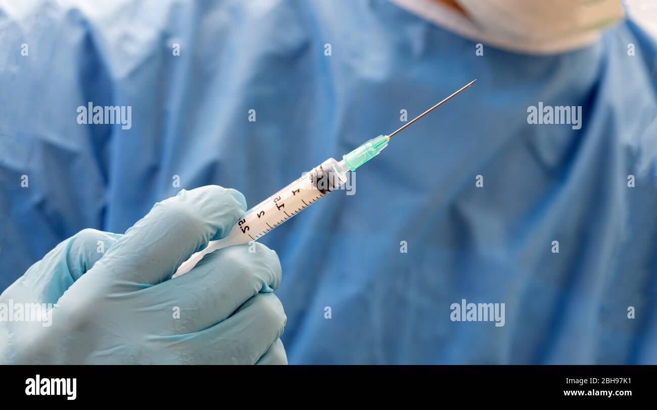 Siringa, vaccino per iniezione medica in vista ravvicinata con i guanti del medico. Vaccinazione con ago. Assistenza sanitaria in concetto ospedaliero. Foto Stock