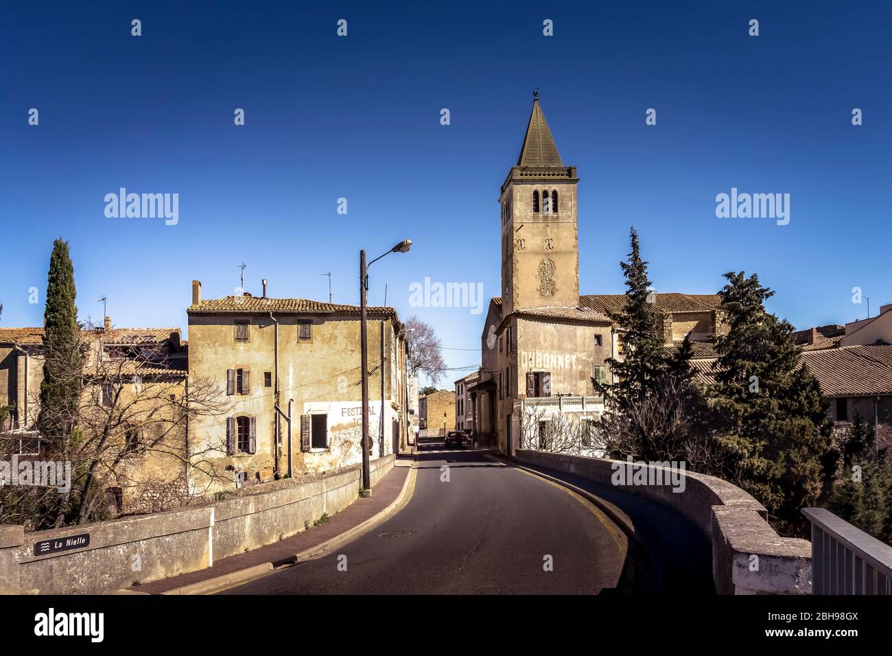 Chiesa di Saint Laurent nel villaggio di Saint Laurent de la Cabrerisse. Monumento historique. Foto Stock Chiesa di Saint Laurent nel villaggio di Saint Laurent de la Cabrerisse. Monumento historique. Foto Stock