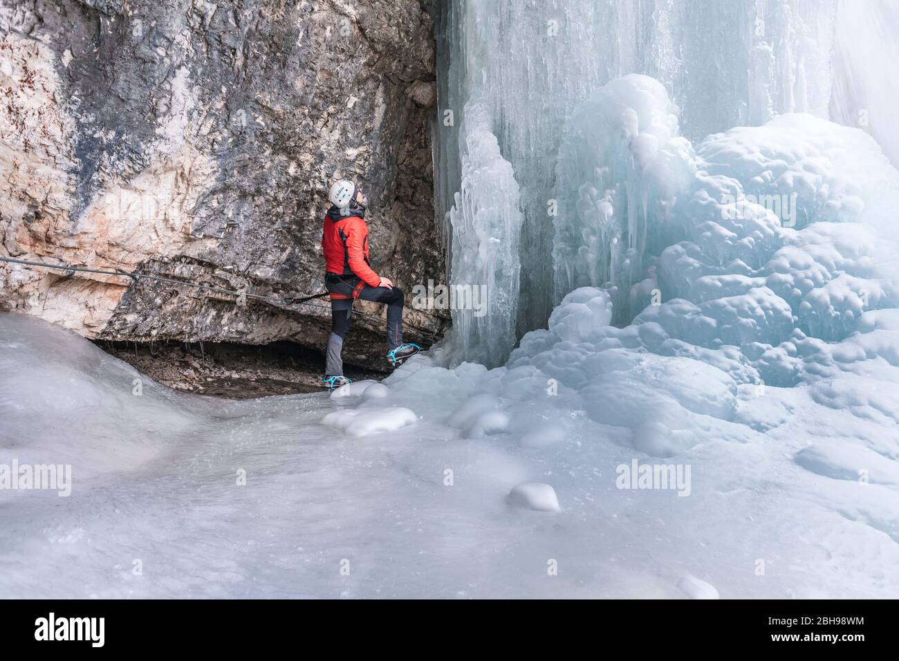 Tour invernale alle cascate Fanes, al parco naturale Dolomiti d Ampezzo, a Cortina  d Ampezzo, a Belluno, Veneto, Italia Foto stock - Alamy