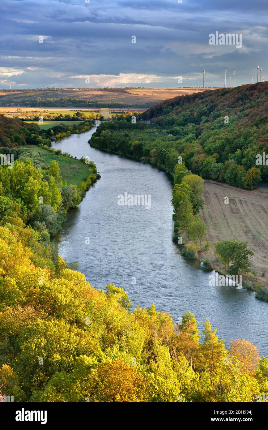 Vista sul fiume Saale, paesaggio autunnale, parco naturale "Unteres Saaletal", Sassonia-Anhalt, Germania Foto Stock