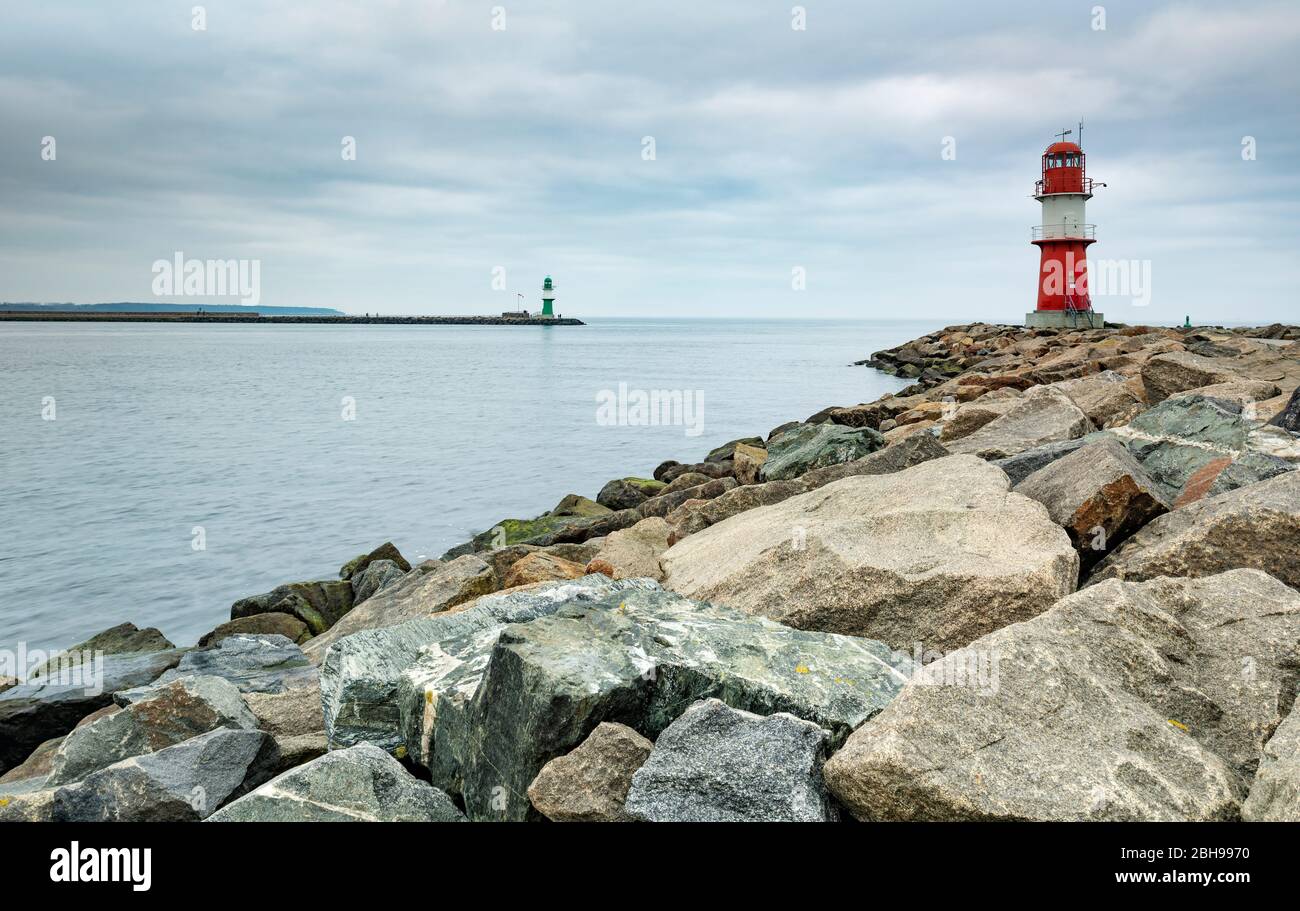 Germania, Mecklenburg-Vorpommern, Rostock, ingresso porto Warnemünde, molo est con faro rosso, molo ovest con faro verde Foto Stock