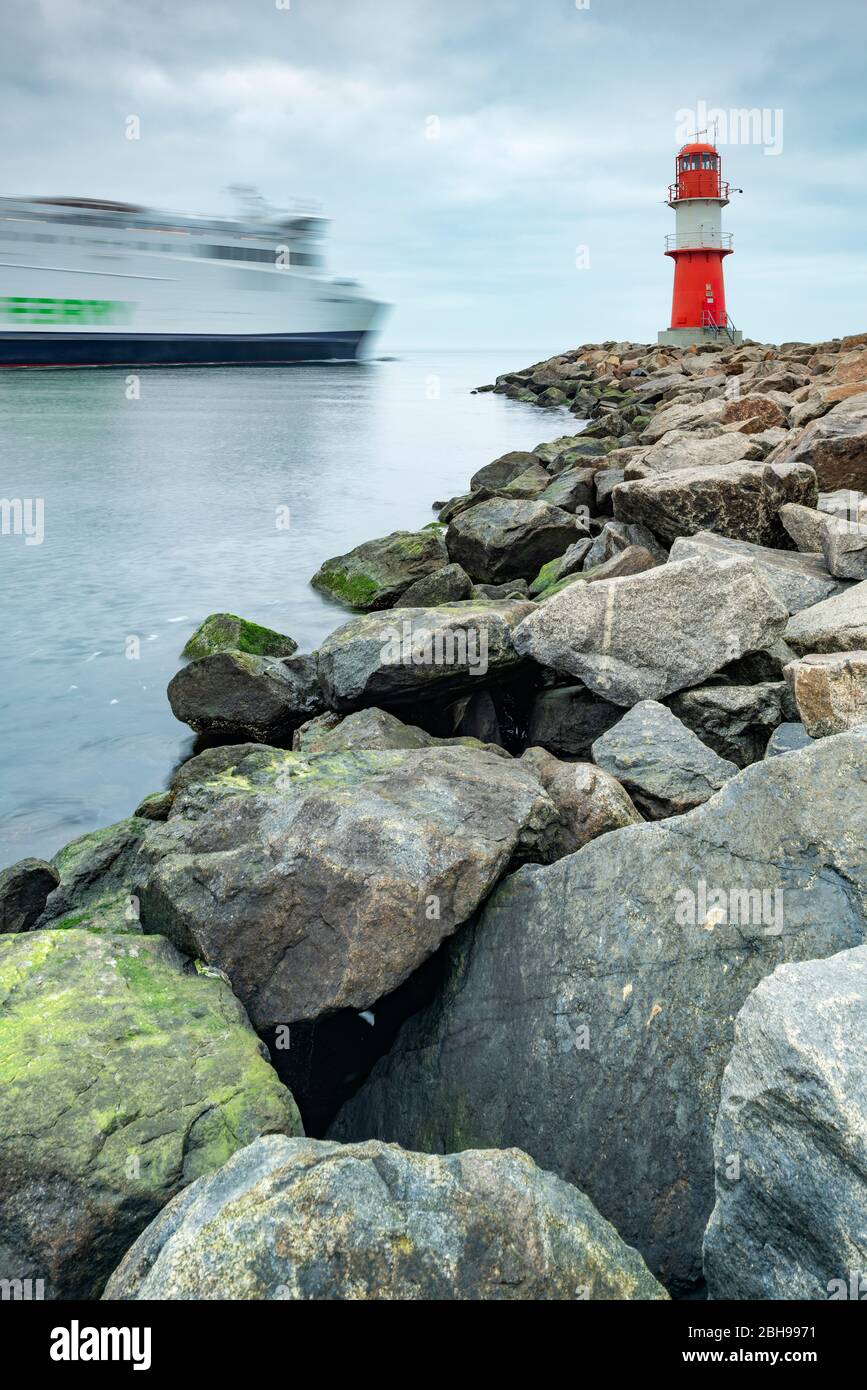 Germania, Meclemburgo-Pomerania occidentale, Rostock, ingresso porto Warnemünde, molo est con faro rosso, lasciando il traghetto per la Scandinavia Foto Stock