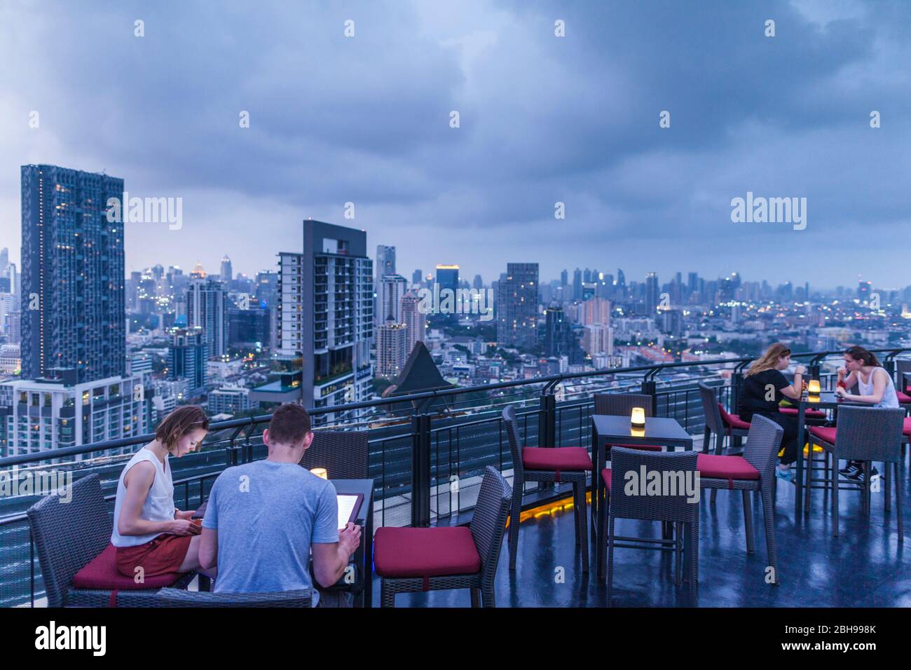 Thailandia, Bangkok, Silom Area, Anantara Sathorn Hotel, Zoom Sky bar e ristorante sul tetto, crepuscolo, non ci sono uscite Foto Stock