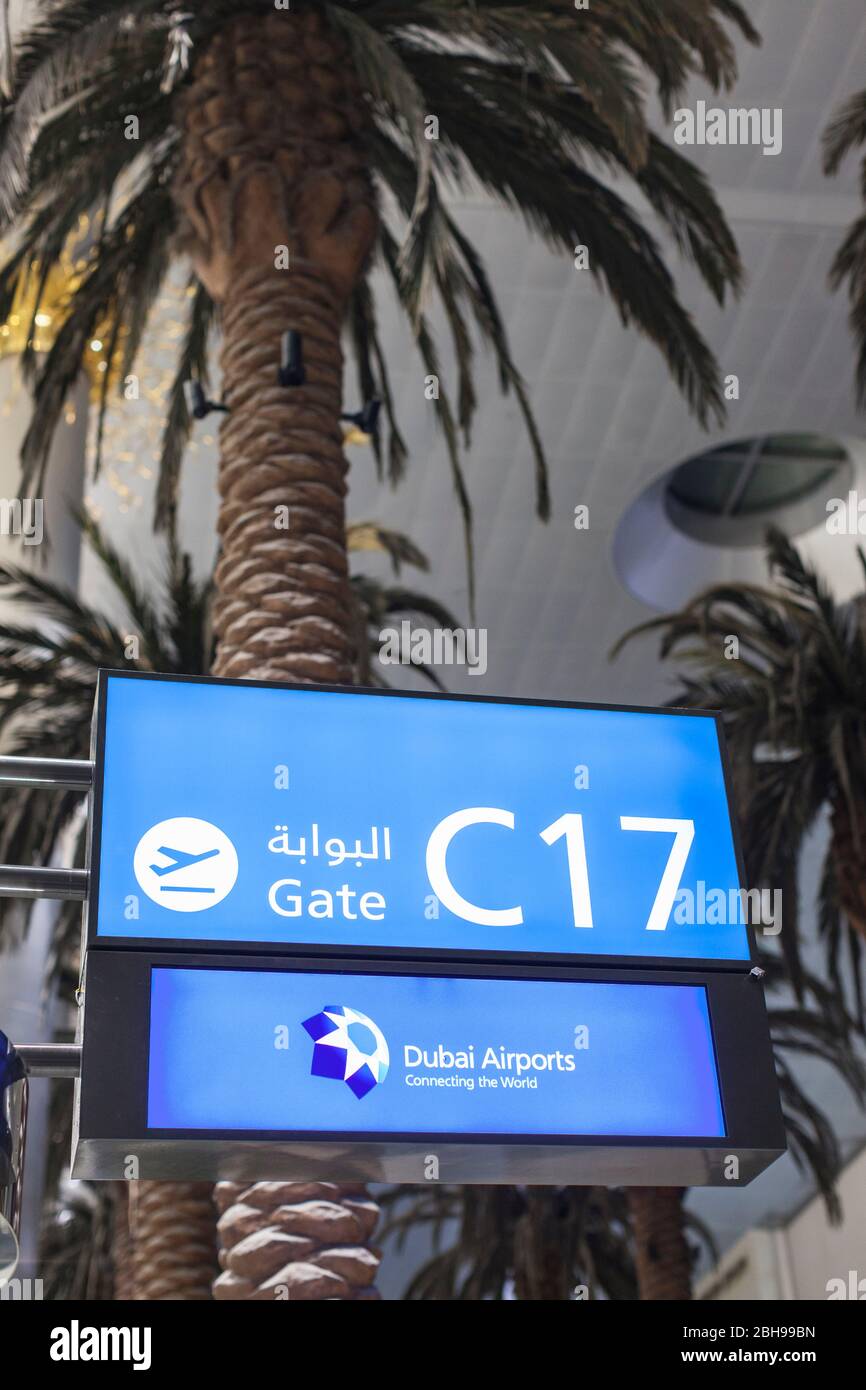 Emirati Arabi Uniti, Dubai, Aeroporto Internazionale di Dubai, gate C17, cartello Foto Stock