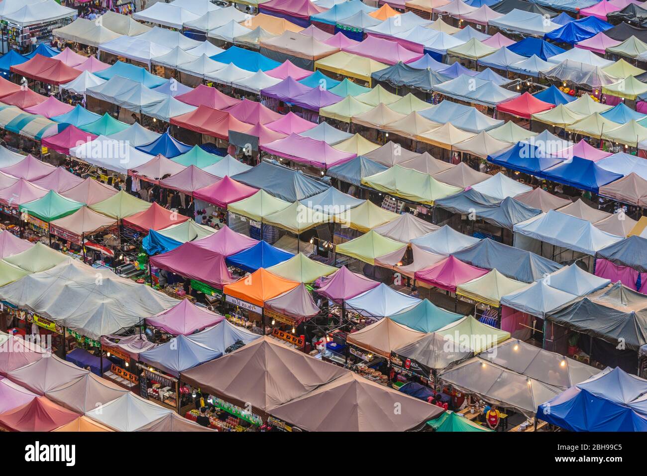 Thailandia, Bangkok, zona RCA (Royal City Avenue), mercato notturno Rod Fai 2 all'aperto, vista ad alta angolazione, crepuscolo Foto Stock