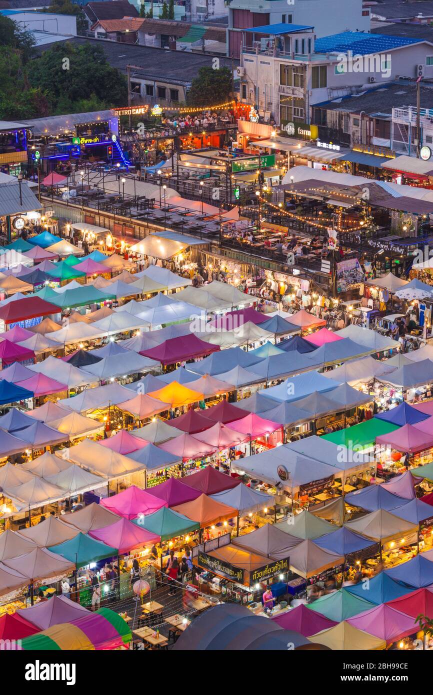 Thailandia, Bangkok, zona RCA (Royal City Avenue), mercato notturno Rod Fai 2 all'aperto, vista ad alta angolazione, crepuscolo Foto Stock