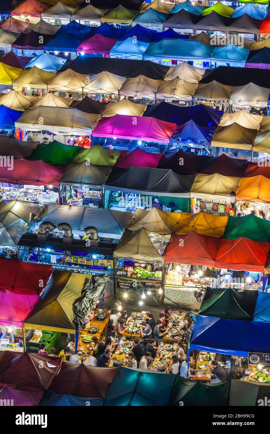 Thailandia, Bangkok, zona RCA (Royal City Avenue), mercato notturno Rod Fai 2 all'aperto, vista ad alta angolazione, crepuscolo Foto Stock