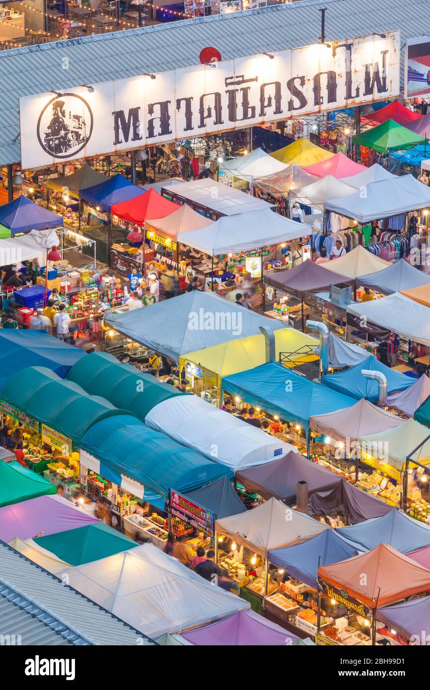 Thailandia, Bangkok, zona RCA (Royal City Avenue), mercato notturno Rod Fai 2 all'aperto, vista ad alta angolazione, crepuscolo Foto Stock