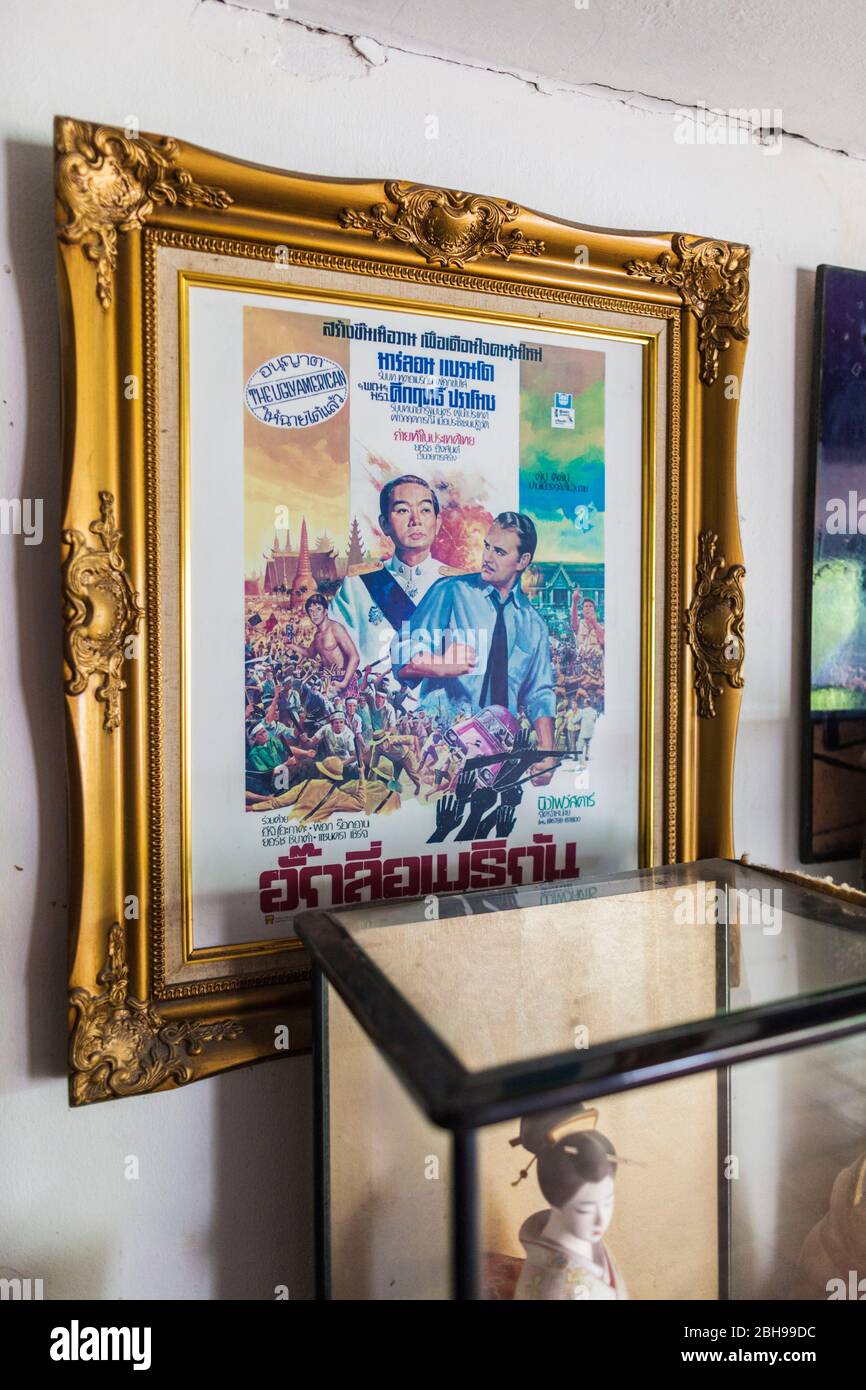 Thailandia, Bangkok, Silom Area, Kukrit Pramoj House, casa dell'ex primo Ministro tailandese, poster del film l'americano Ugly, con Marlon Brando e Kukrit Pramoj prima di diventare primo Ministro tailandese Foto Stock