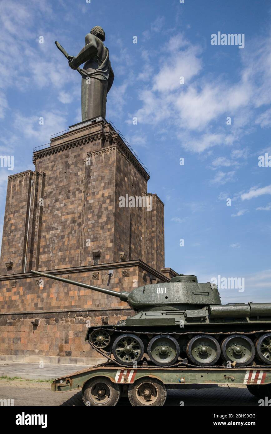 Armenia, Yerevan, dell era sovietica Madre Armenia statua e serbatoi Foto Stock