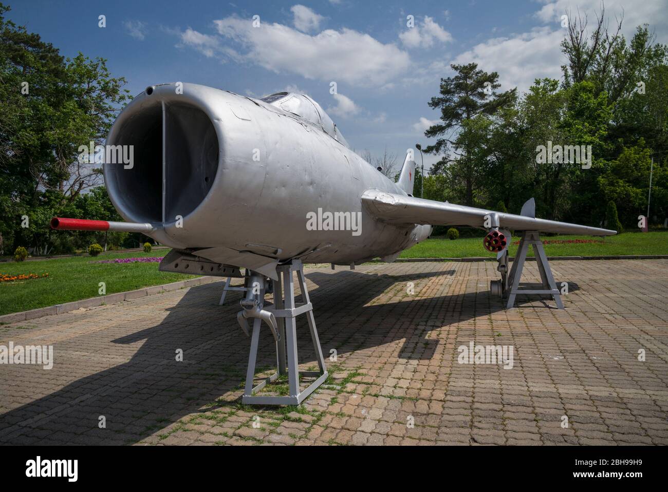 Armenia, Yerevan, dell era sovietica Madre Armenia Park e dell era sovietica Mig-17 jet da combattimento Foto Stock