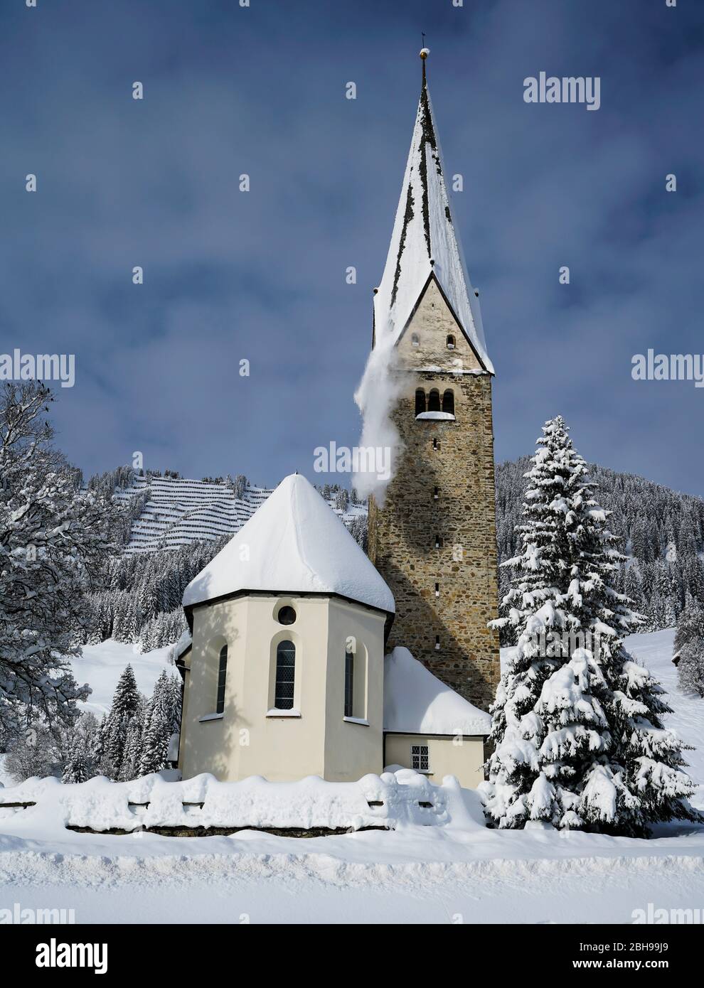 inverno 2019 neve a kleinwalsertal vicino mittelberg, valanga da tetto da campanile Foto Stock