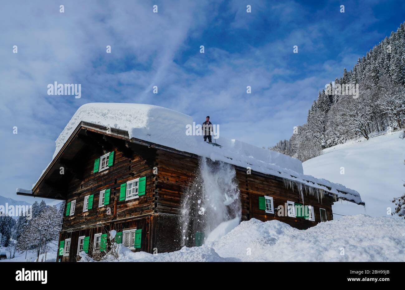 inverno 2019 in kl. walsertal in austria vicino mittelberg, il tetto si stagliano in un vecchio walserhaus Foto Stock