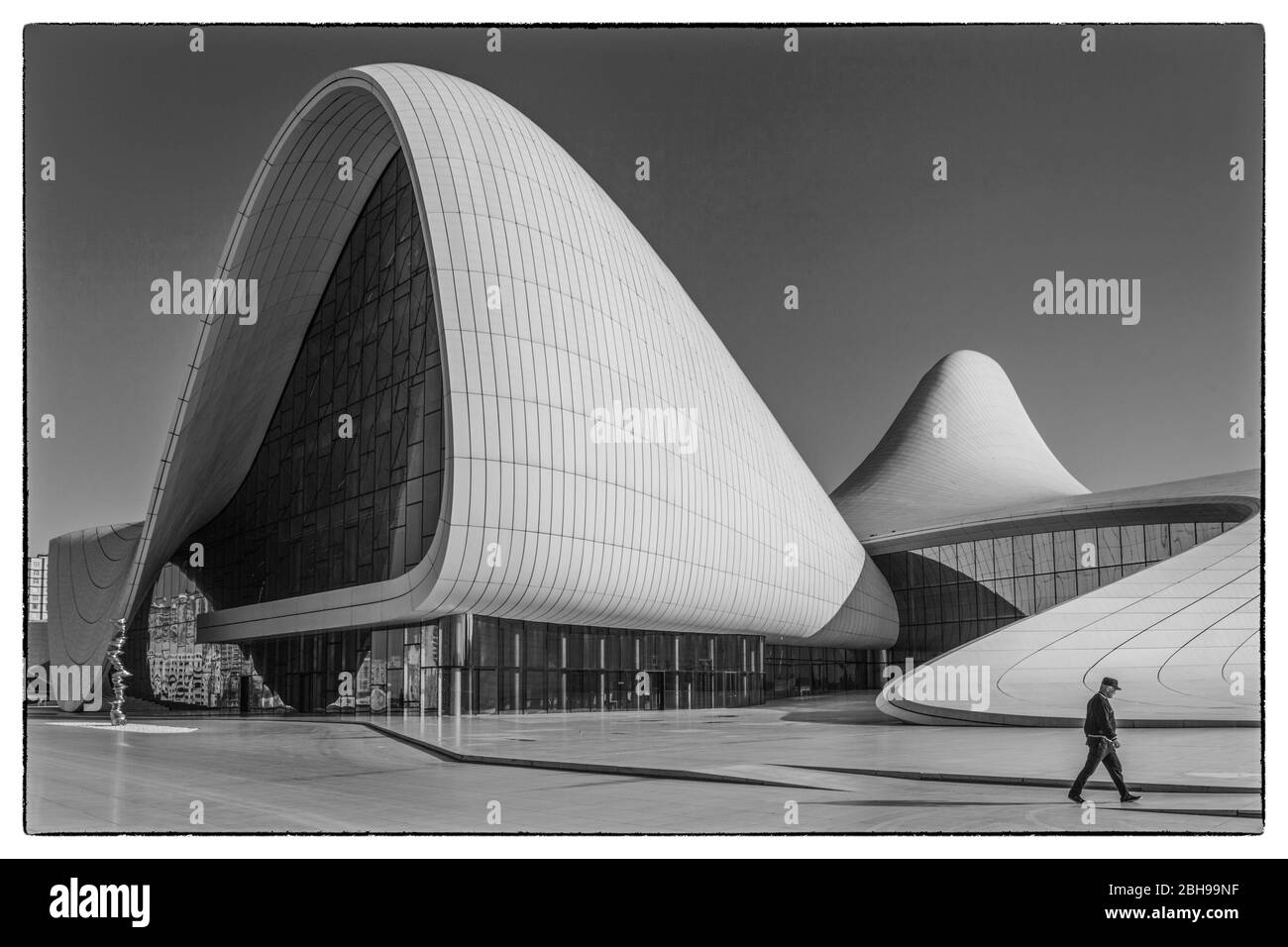 Azerbaigian, Baku, Heydar Aliyev Centro Culturale, edificio progettato da Zaha Hadid, esterno con visitatori, senza uscite Foto Stock