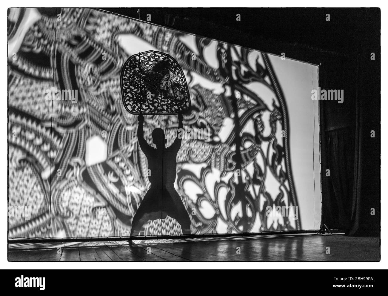 Cambogia, Phnom Penh, spettacolo di danza tradizionale, shadow puppets Foto Stock
