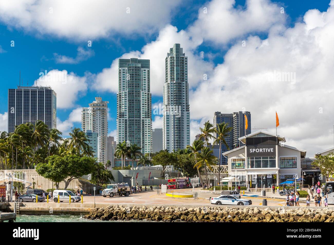 Bayside Marketplace con Skyline, Miamarina, Biscayne Boulevard, Downtown, Miami, Miami-Dade County, Florida, Stati Uniti, Nord America Foto Stock