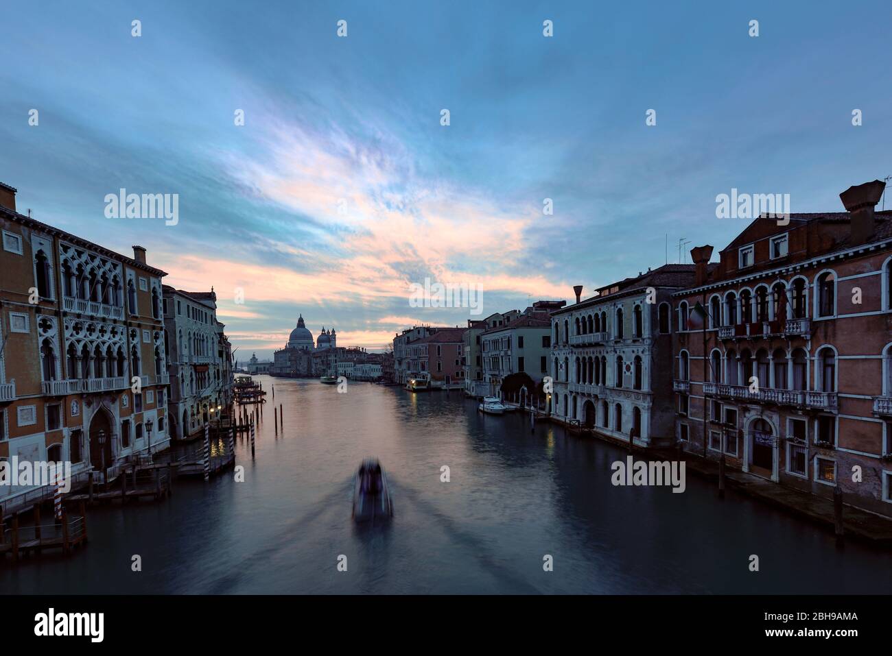 Il Canal Grande di Venezia, visto dal Ponte dell'`Accademia con Santa Maria della Salute alla fine durante l'alba in inverno Foto Stock