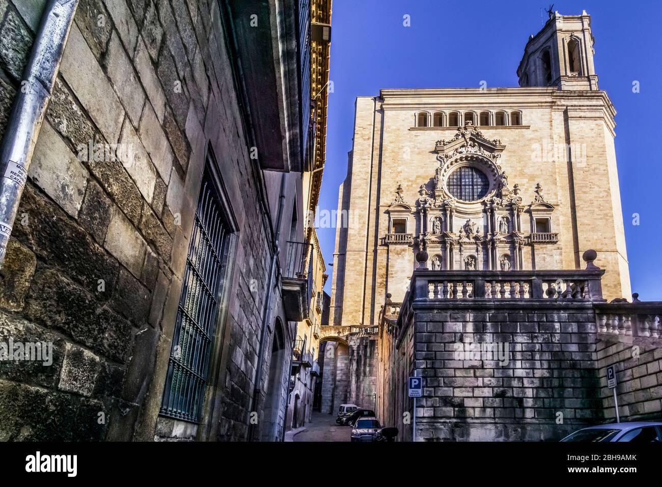 Cattedrale di Santa Maria, campanile in stile lombardo. La costruzione iniziò nel XII secolo, in autunno a Girona Foto Stock